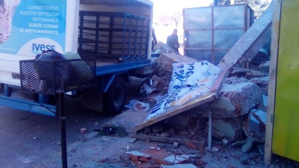 Así quedó la pared derrumbada sobre la vereda de la calle 12.