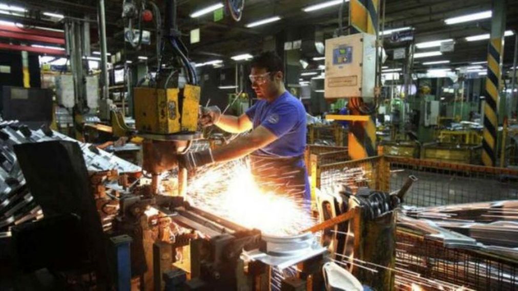 En los primeros 5 meses del año, la actividad fabril acumuló un retroceso de 9,8%.
