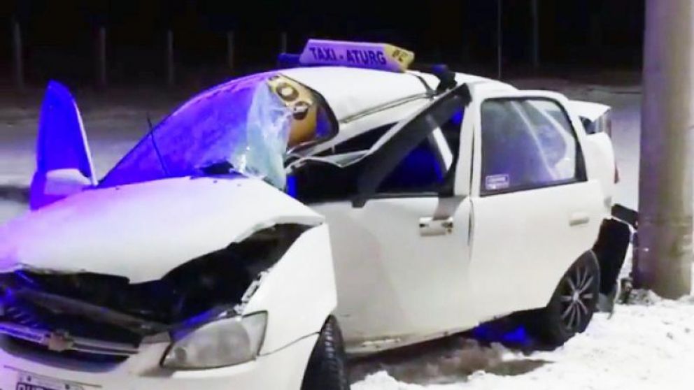 Un taxista choc� contra un poste. 