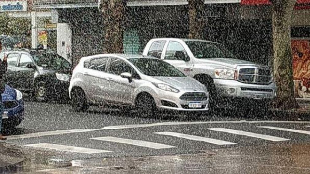 Cae agua nieve en la ciudad de Mar del Plata, que registra 3 grados bajo cero (Gentileza @miriammeder).