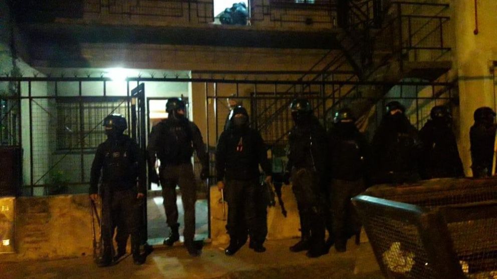 Durante los allanamientos en sus domicilios, la Policía secuestró más de 120 estufas y 20 caloventores.