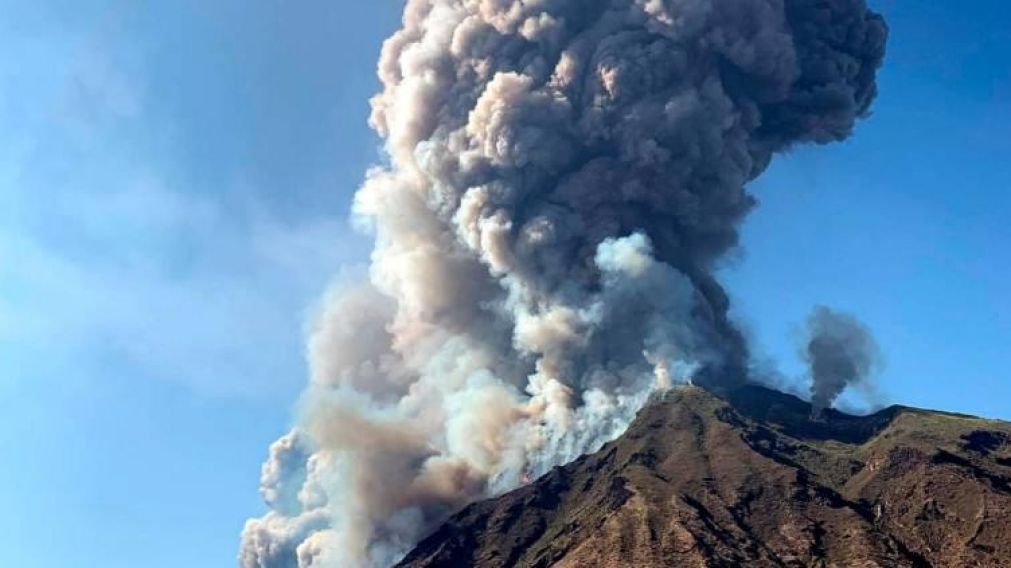 Los turistas se tiraron al agua por el p�nico que gener� la erupci�n del volc�n.