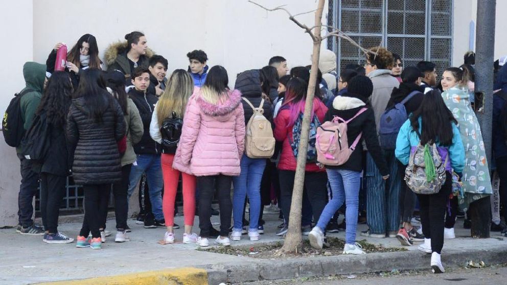 Los alumnos concentraron esta mañana en la puerta del colegio (Jonatan Moreno/Crónica)