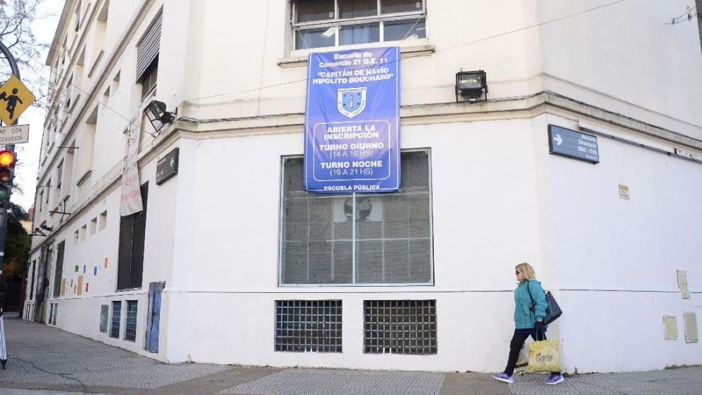 Conmoción en la Escuela de Comercio Nº 21 Hipólito Bouchard de Flores (Jonatan Moreno/Crónica).