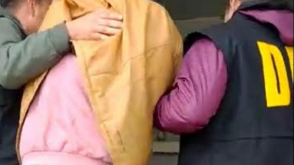 El momento en el que el prófugo era trasladado a la Comisaría.