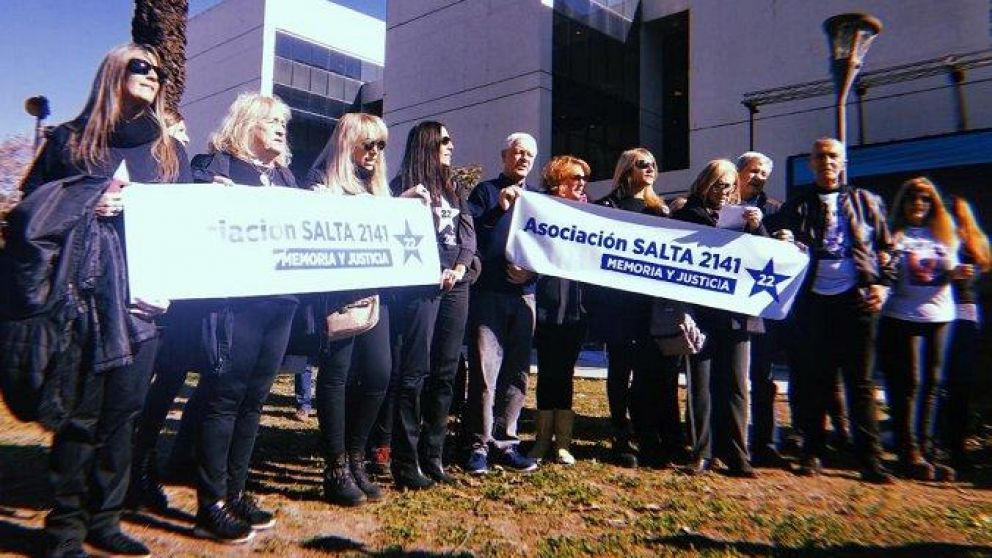 Los familiares de las víctimas expresaron su dolor a indignación por el fallo.