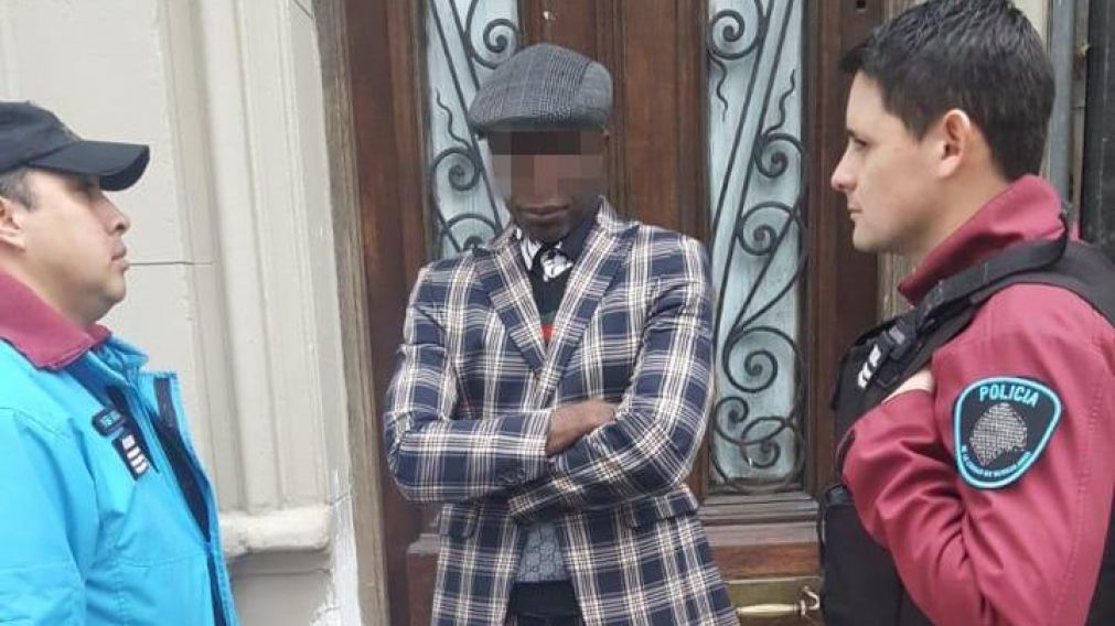 El hombre se presentó ante su víctima como un letrado originario de Camerún, especialista en derecho internacional.