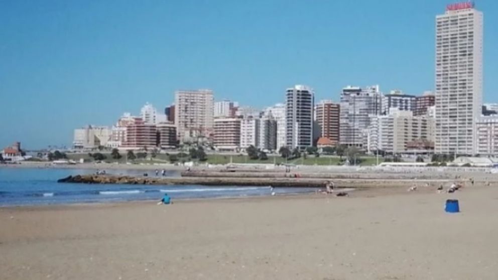 Misterio y horror: hallaron el cadáver de un joven flotando a pocos metros de una playa