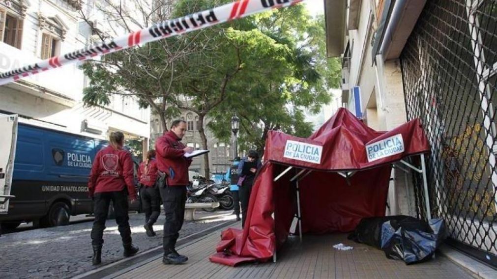 El cuerpo del hombre tapado por una carpa del gobierno de la Ciudad (Gentileza: 1964ber)