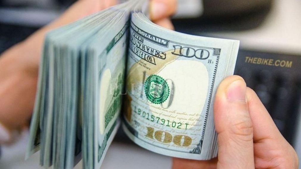 La divisa comenz� el mes en baja en un d�a en que se fij� la banda cambiaria hasta fin de a�o.