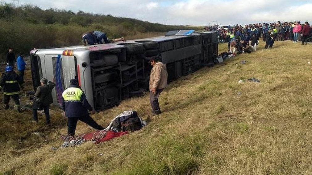 Así quedó el ómnibus que trasladaba al contingente (El Tucumano).