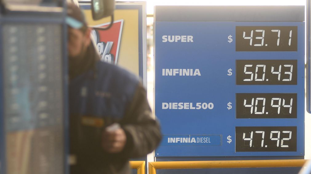 El aumento del impuesto a combustibles l�quidos hizo que YPF retoque la cartelera (Rub�n Paredes-Diario Cr�nica).