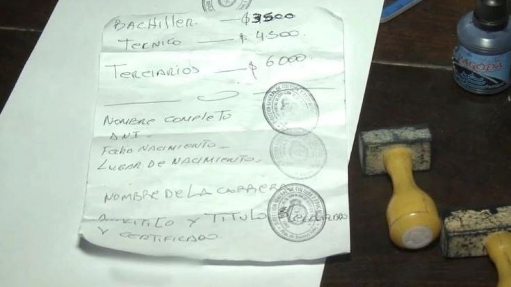 Montos y datos solicitados para realizar los títulos "truchos" (Foto: Policía de la Ciudad).