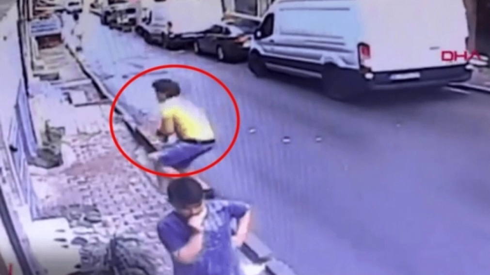 El momento justo en que el joven h�roe salva a la menor.