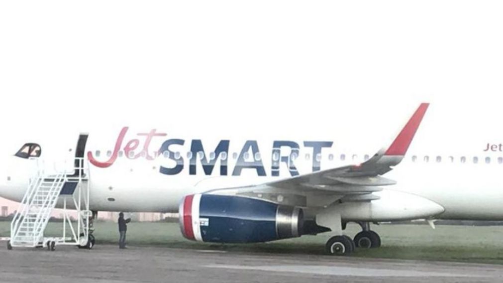 As� qued� el avi�n encajado sobre el parquizado del aeropuerto de El Palomar.