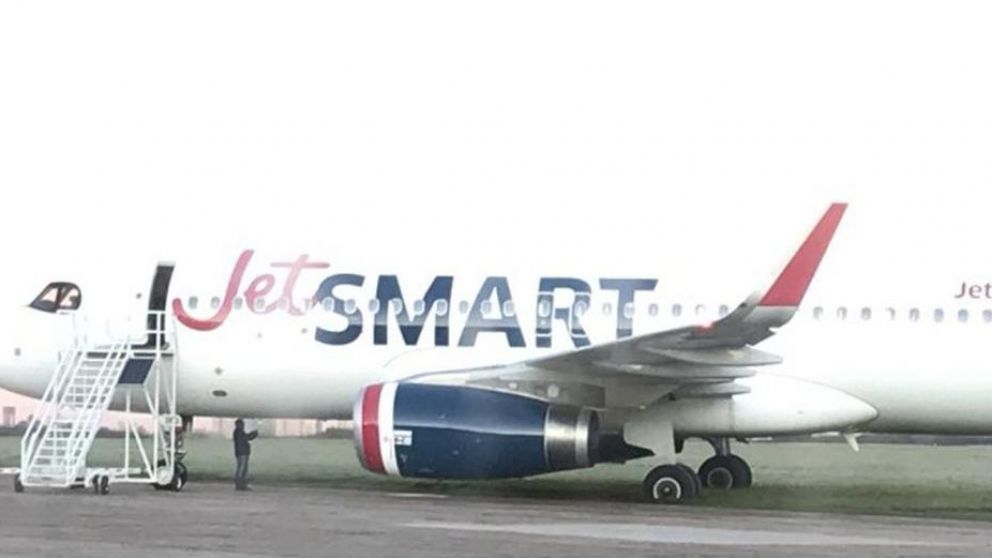Así quedó el avión encajado sobre el parquizado del aeropuerto de El Palomar.