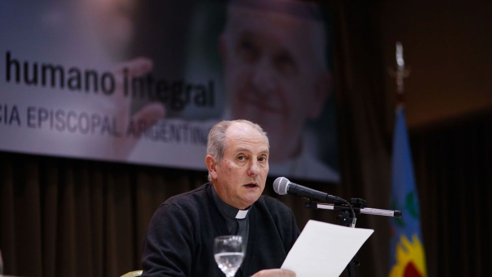 Monseñor Jorge Lugones leyó el duro documento de la iglesia.