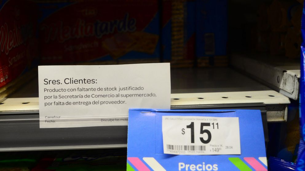 Las galletitas, con el cartel de aviso de ausencia de la oferta (Fernando Pérez Re/Crónica)