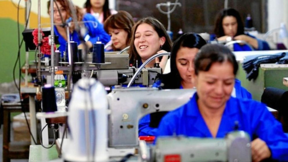 Además, el 38% de las mujeres se realizan las tareas domésticas (Twitter).
