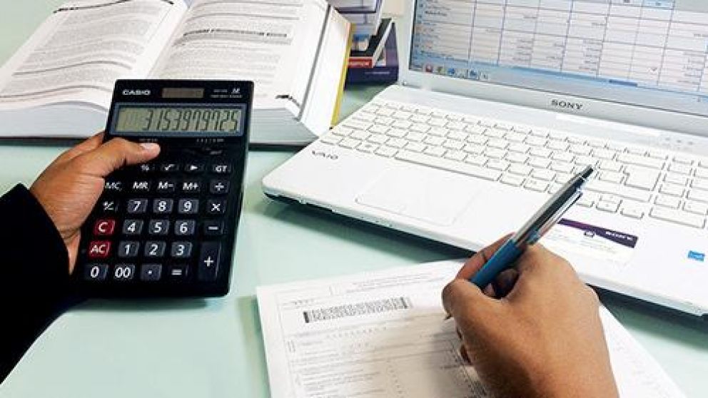 En el último año, los sueldos del sector formal crecieron 38% y los precios 55,8%.