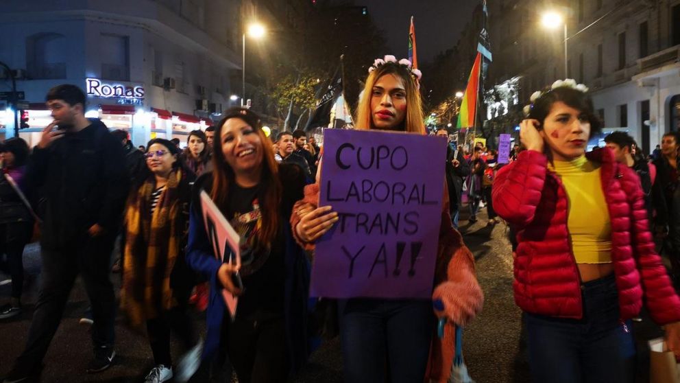 La marcha avanzó por Avenida de Mayo levantando pancartas con los rostros de personas trans y travestis asesinadas por su condición .