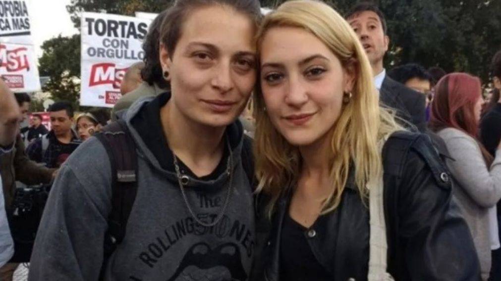 Fue detenida por besar a su mujer y fumar en la estación Constitución.