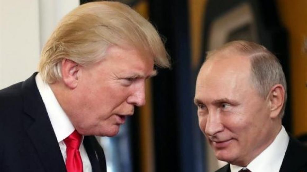 Vladimir Putin y Donald Trump en la ciudad japonesa de Osaka. (Archivo)