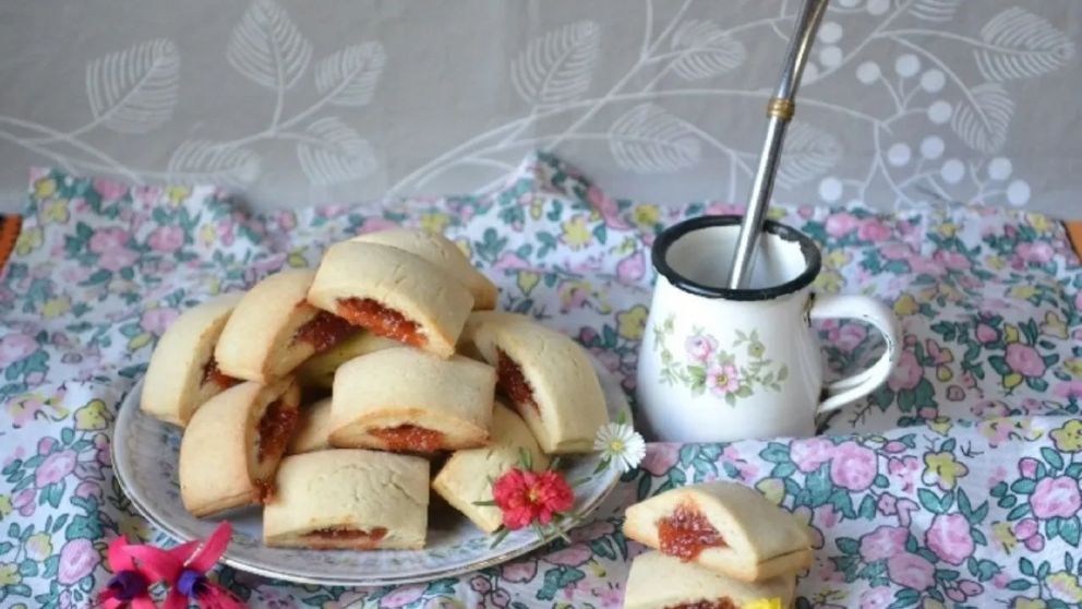 Bizcochitos de membrillo recién horneados, con su aroma dulce y textura tierna, listos para acompañar el mate o el café de la tarde.