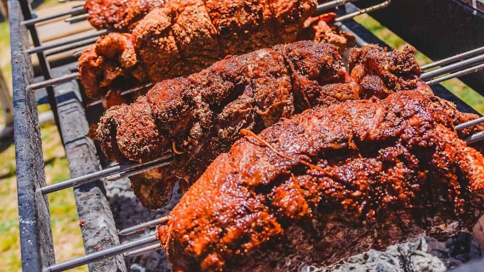 Calles tranquilas y postales pintorescas se llenan de color y música durante la celebración anual, donde vecinos y visitantes se reúnen en una tradición única del interior bonaerense.