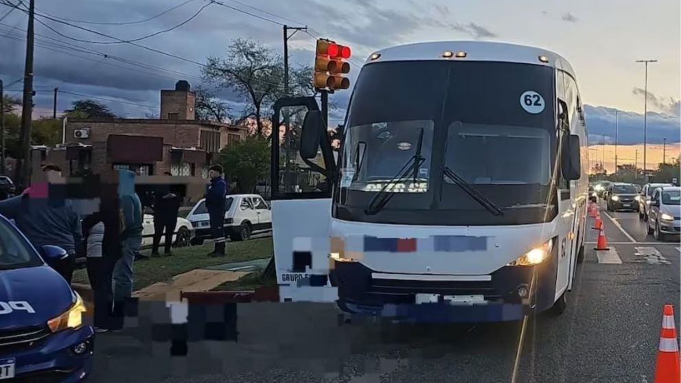 Un hombre que viajaba en colectivo con su pareja se descompuso y murió en el lugar (Imagen: gentileza La Voz).