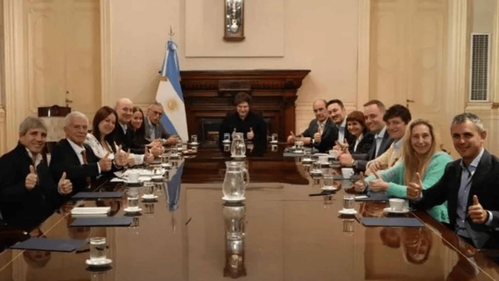 Javier Milei programó dos reuniones con el gabinete en la Casa Rosada tras la derrota bonaerense.