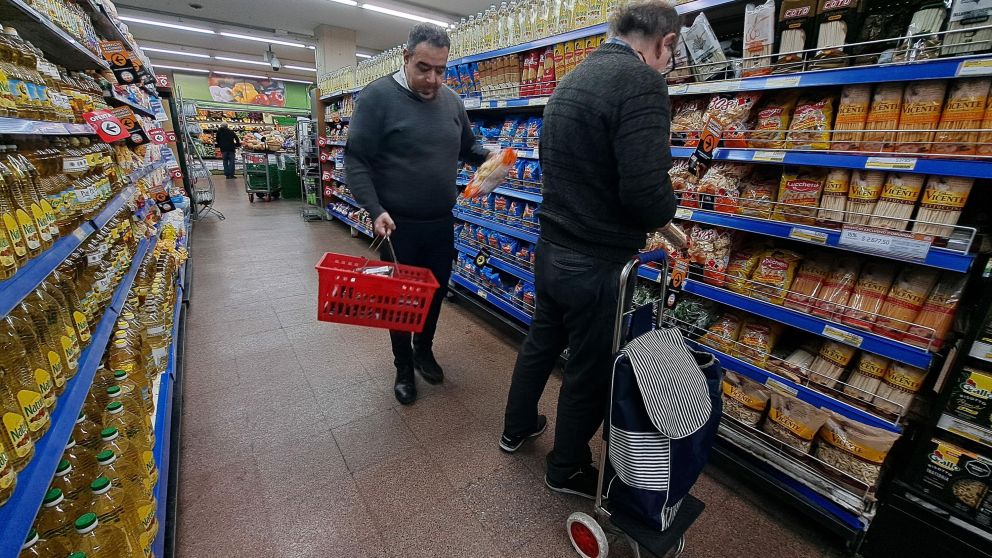 LAS VENTAS EN SUPERMERCADOS CAYERON 5,1%, SEGÚN INFORMES DE CONSULTORAS (PÉREZ RE/CRÓNICA).