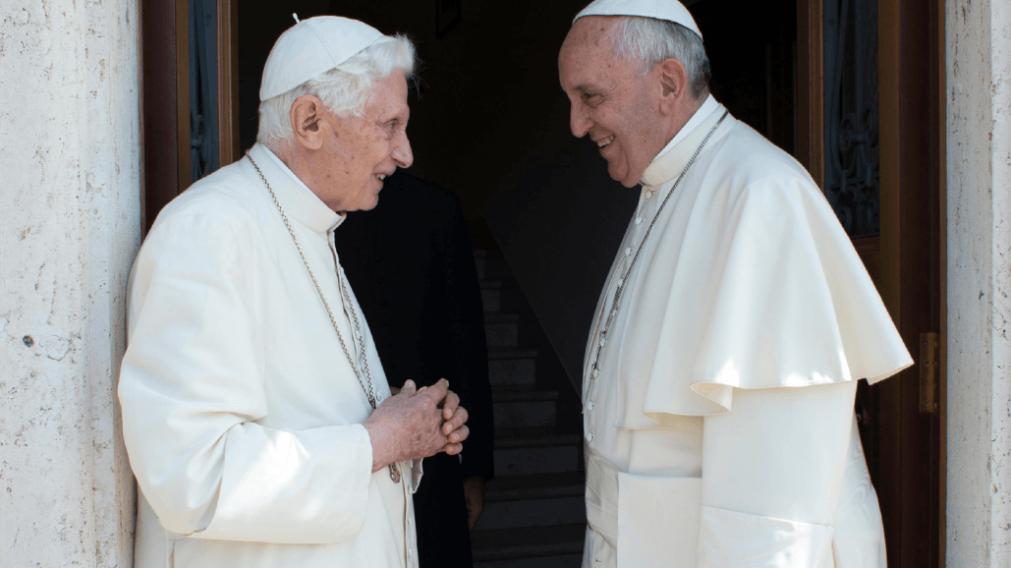 Benedicto XVI y Francisco durante una reciente reunión.