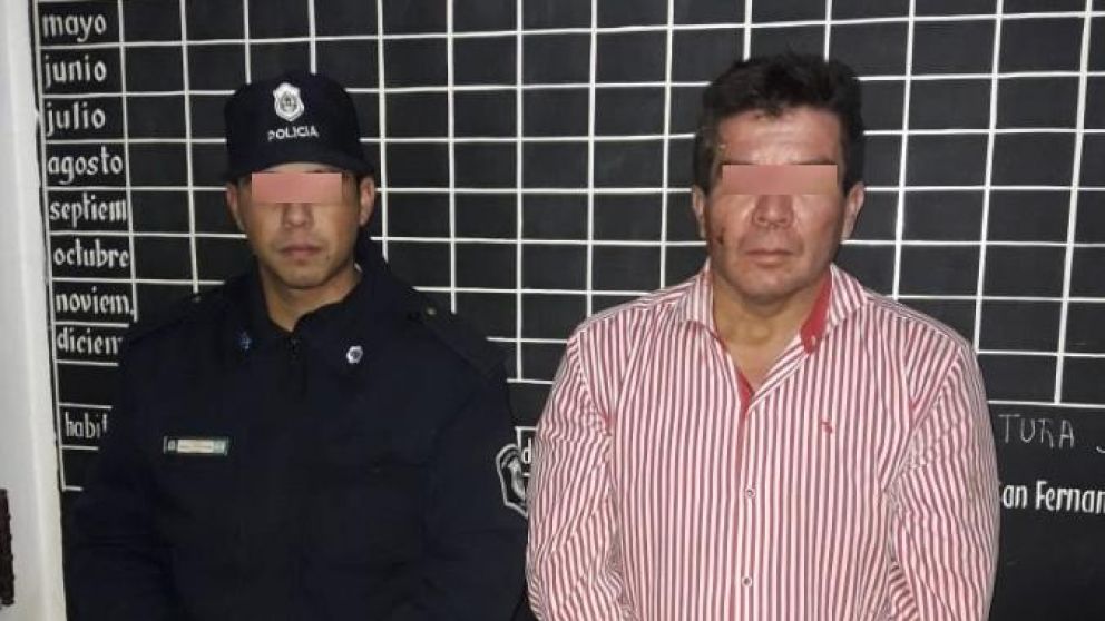 Un agente junto al criminal.