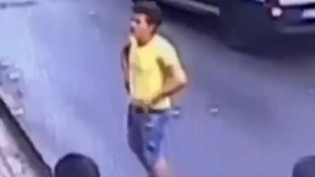 Así el joven esperó a que la beba caiga para atajarla. (Captura de TV)