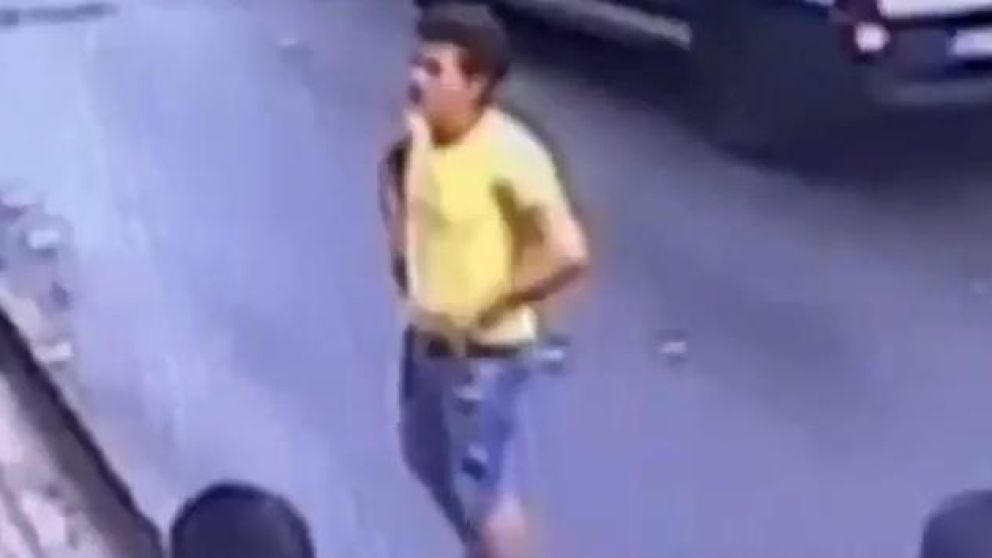 Así el joven esperó a que la beba caiga para atajarla. (Captura de TV)