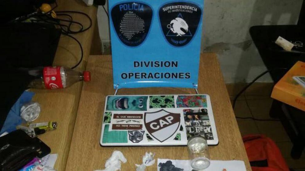 La policía encontró droga lista para su venta y diversos artículos de interés para la causa.