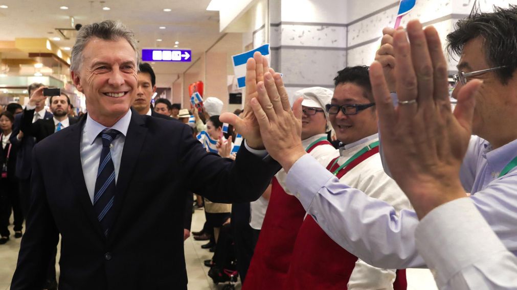 Macri, durante una recorrida por un supermercado japonés que vende productos argentinos. (Prensa Presidencia)
