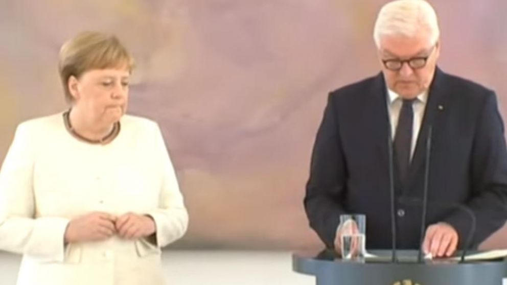 No es la primera vez que ocurre esto con Merkel. (Captura de video).