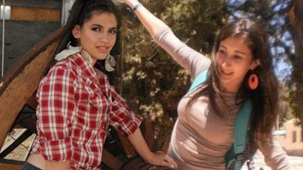 Las dos adolescentes aparecieron colgadas de un árbol.