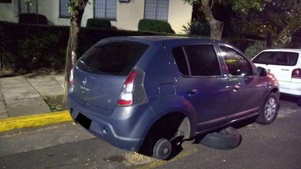 Este fue el auto al cual le sustrajeron la rueda trasera.