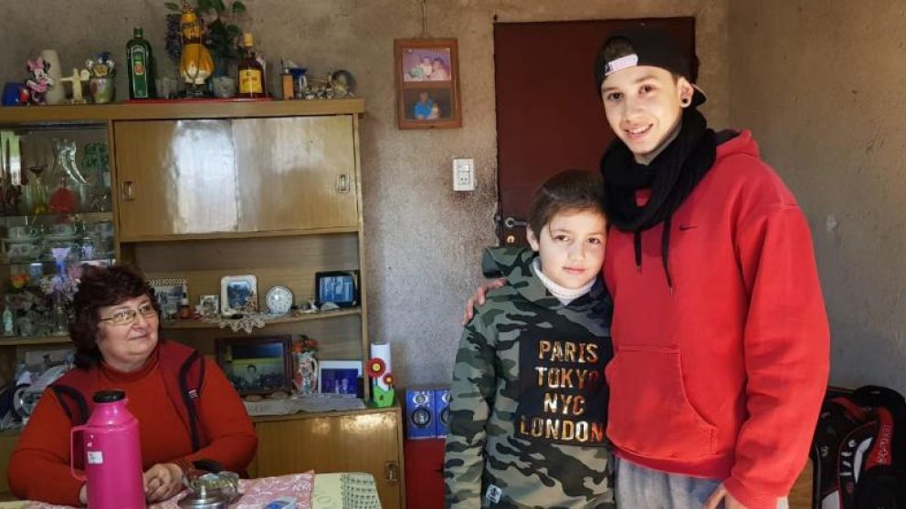 Joel junto a su mamá y su hermano Ian, el pibe que sufrió bullying en la escuela.