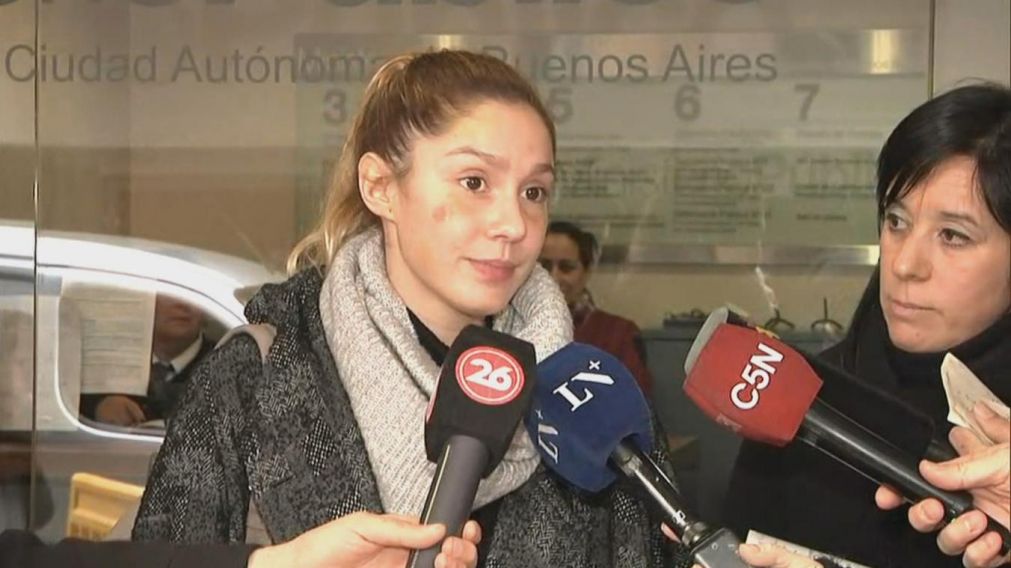 Camila Serra, acompañada de su abogada, en conferencia de prensa.