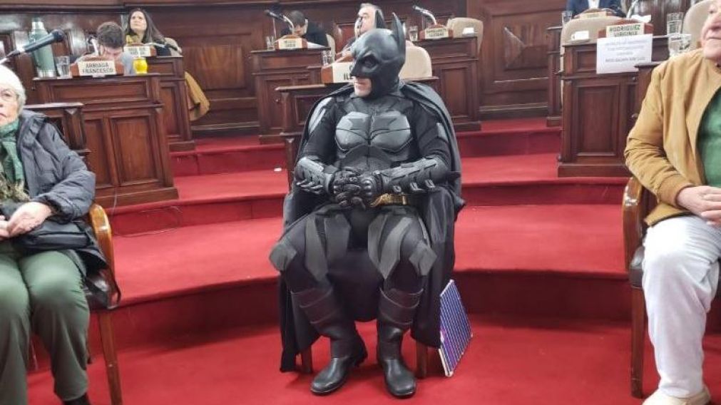 "Batman Solidario" fue homenajeado en el Palacio Municipal de La Plata (Gentileza: AN Digital).