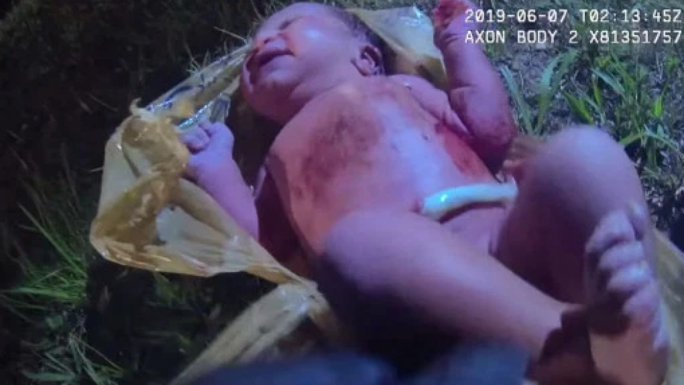 La menor fue encontrada cubierta en sangre y con el cordón umbilical