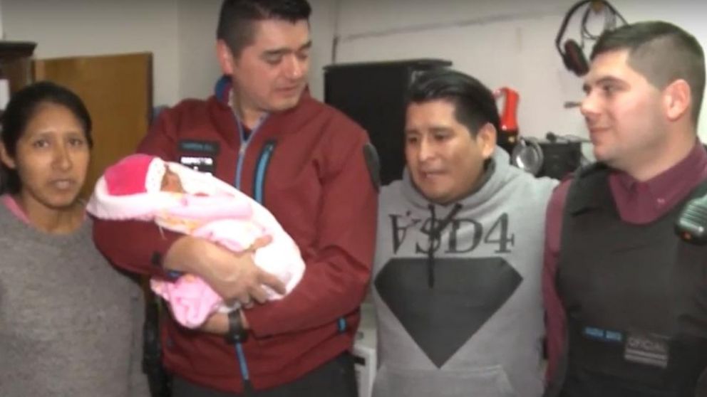 El inspector será el padrino de Mía. (captura de video).