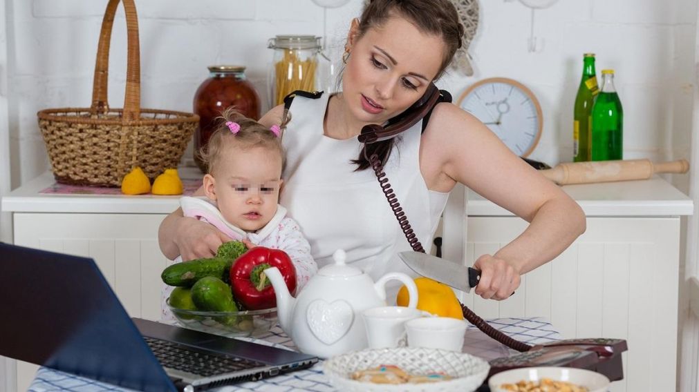 Las mamás deben realizar múltiples tareas mientras cuidan a sus hijos.