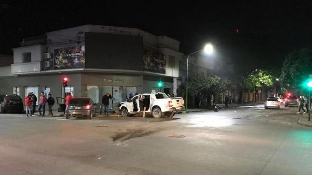 Testigos denunciaron que se llevaron cosas del interior de la camioneta antes de que llegue la policía (Gentileza La Gaceta)