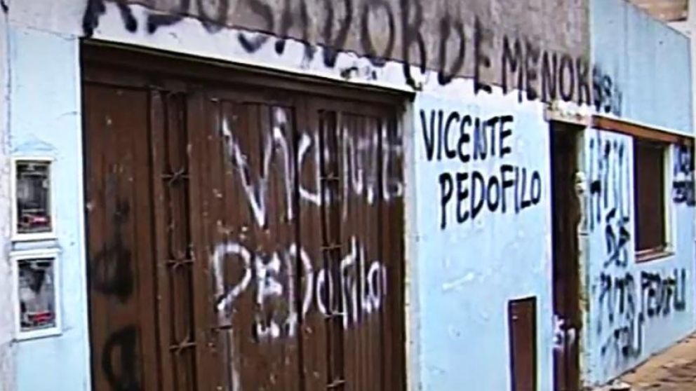 Los vecinos, enardecidos con el sospechoso de abuso. (imagen de TV).
