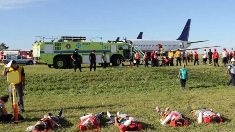 Simulacro de incendio organizado por la Administración Nacional de Aviación Civil.